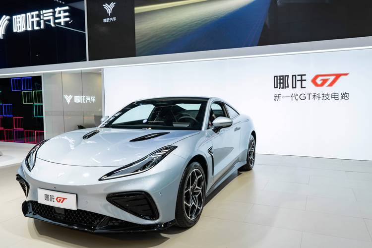 深圳175哪吒汽车在智能汽车领域的表现，领途汽车在新能源汽车市场中的影响力